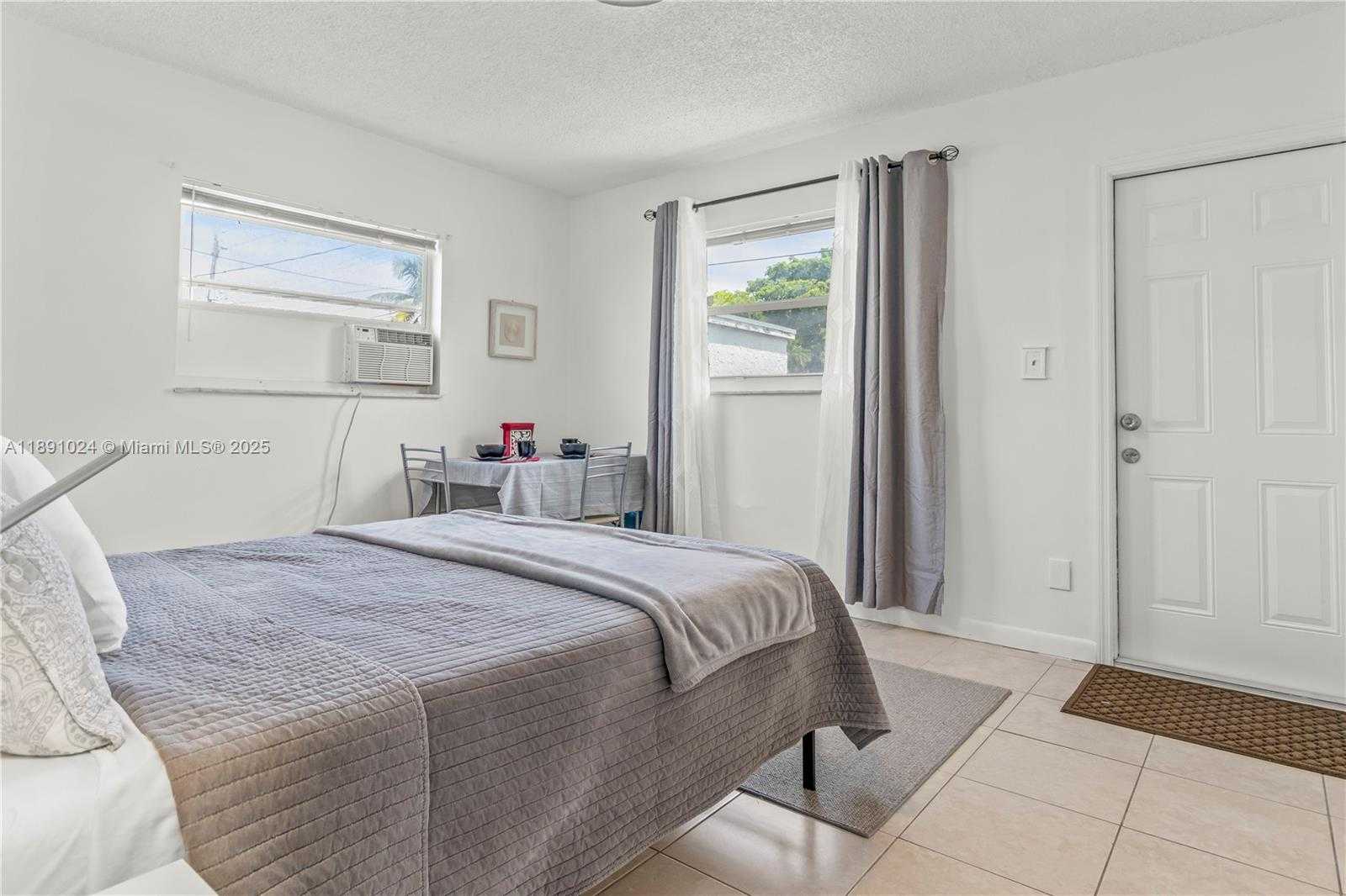 Small Image of 1936 WASHINGTON ST, Hollywood Number 29