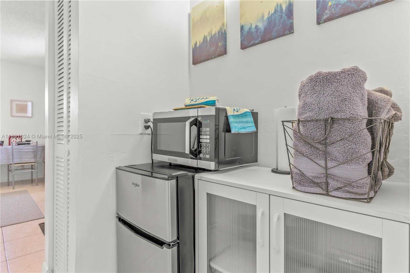 Small Image of 1936 WASHINGTON ST, Hollywood Number 31