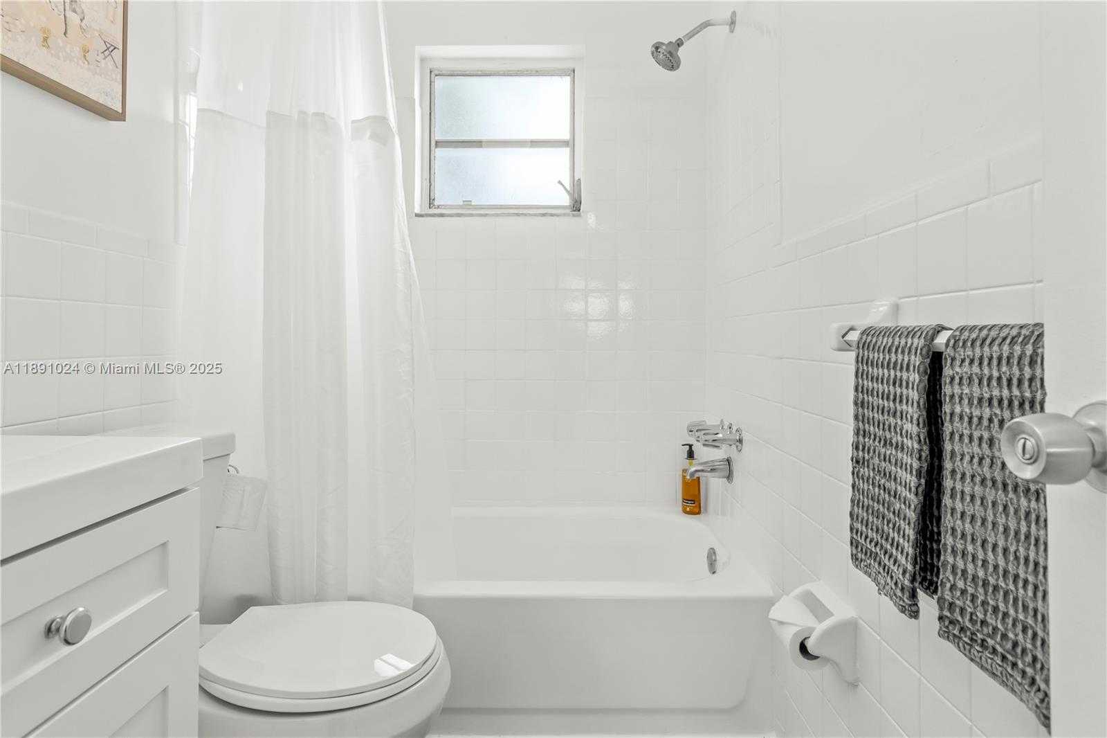 Small Image of 1936 WASHINGTON ST, Hollywood Number 34