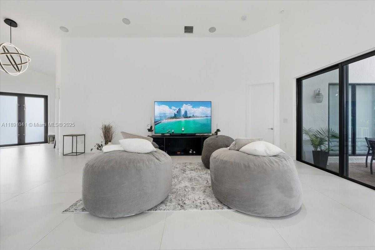 Small Image of 1441 EAST LACOSTA DR E, Pembroke Pines Number 11