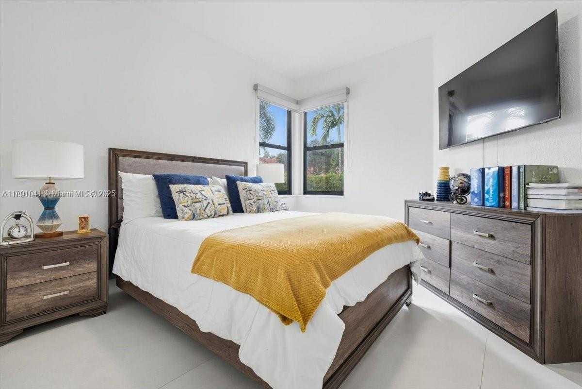 Small Image of 1441 EAST LACOSTA DR E, Pembroke Pines Number 27