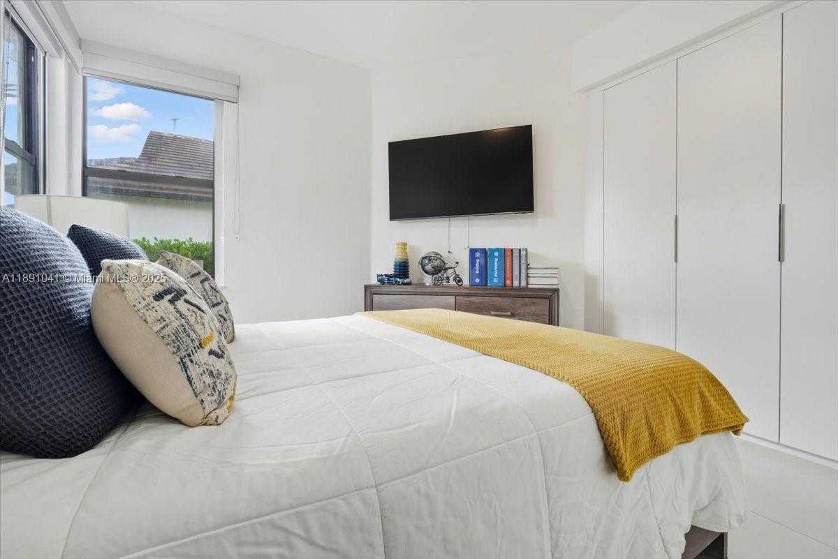 Small Image of 1441 EAST LACOSTA DR E, Pembroke Pines Number 28