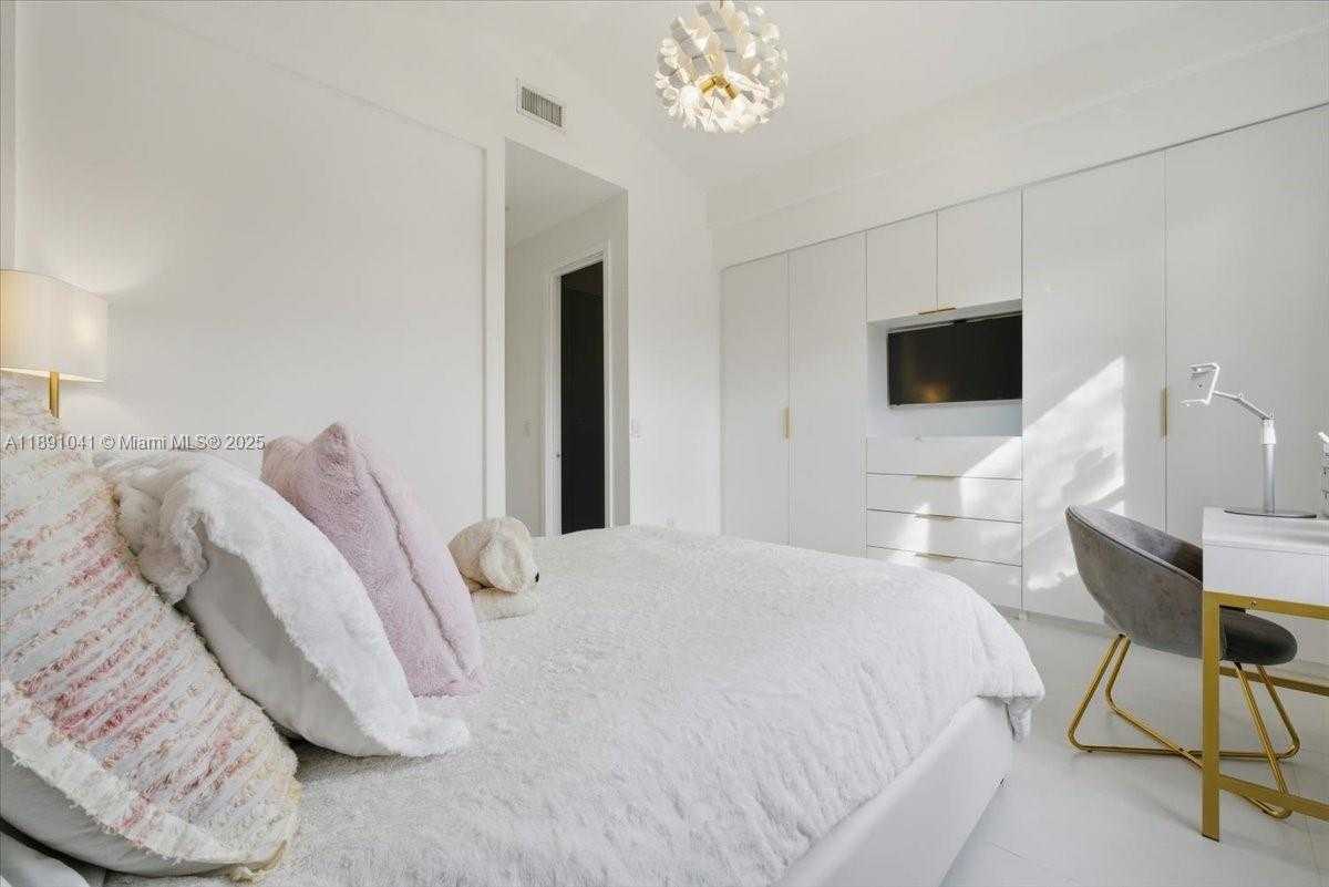 Small Image of 1441 EAST LACOSTA DR E, Pembroke Pines Number 30