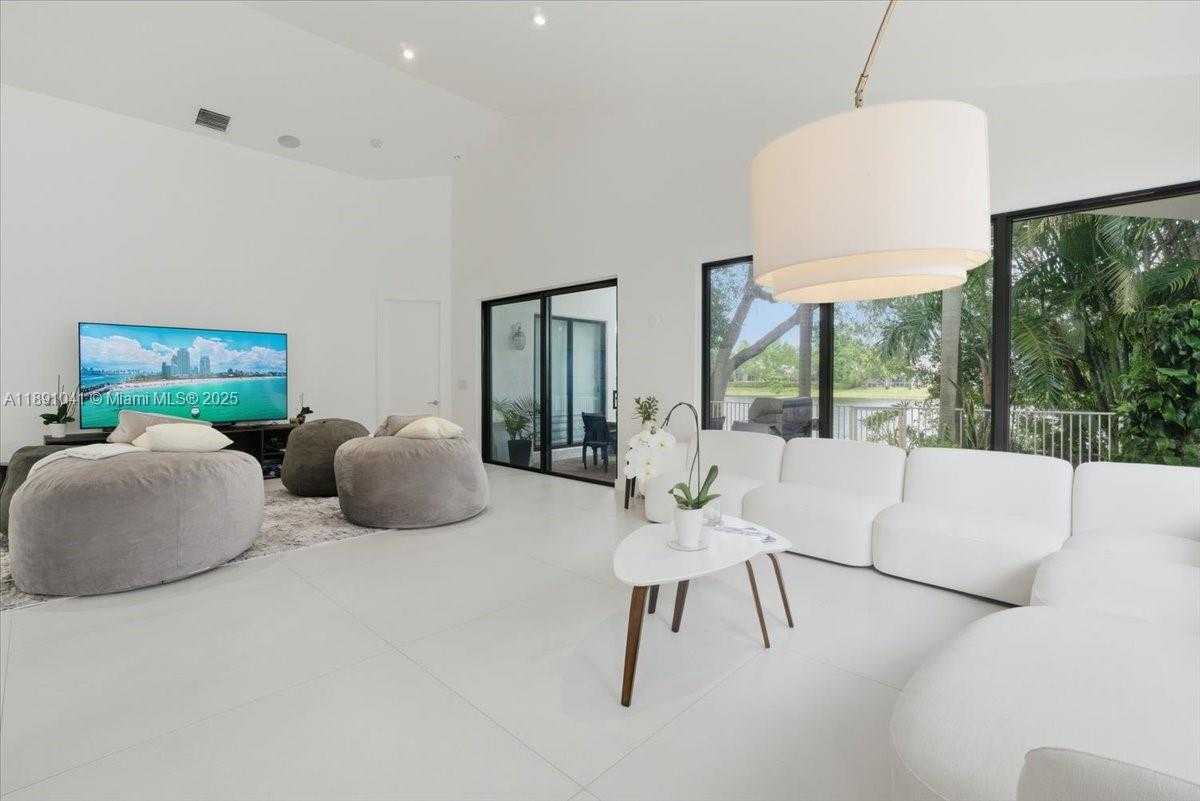 Small Image of 1441 EAST LACOSTA DR E, Pembroke Pines Number 9