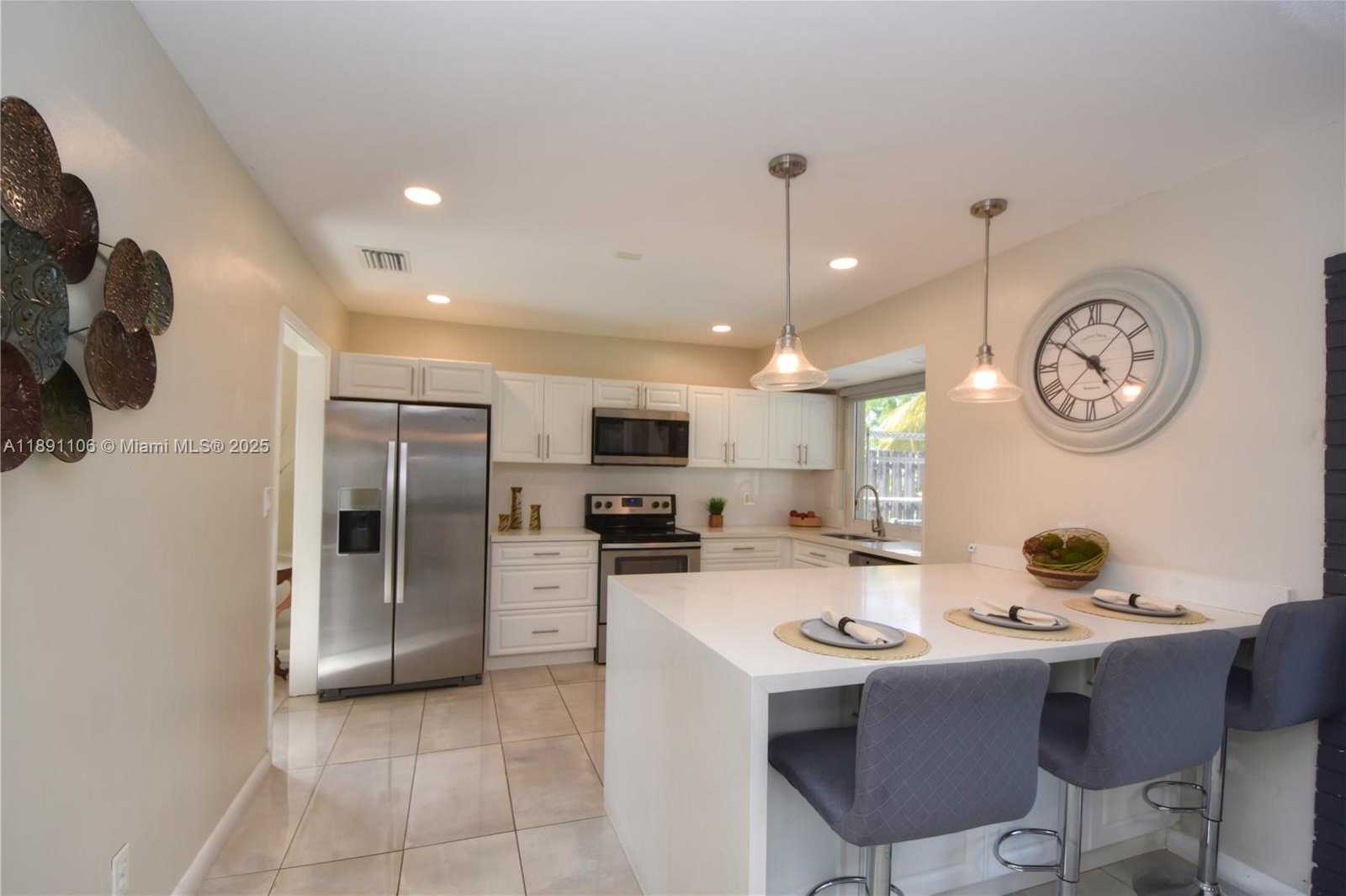 Small Image of 609 SOUTH CRESCENT DR, Hollywood Number 2