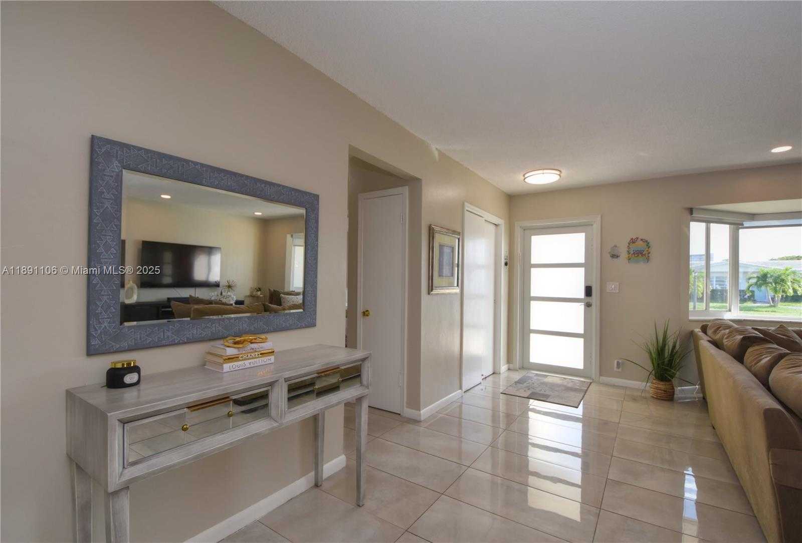 Small Image of 609 SOUTH CRESCENT DR, Hollywood Number 3