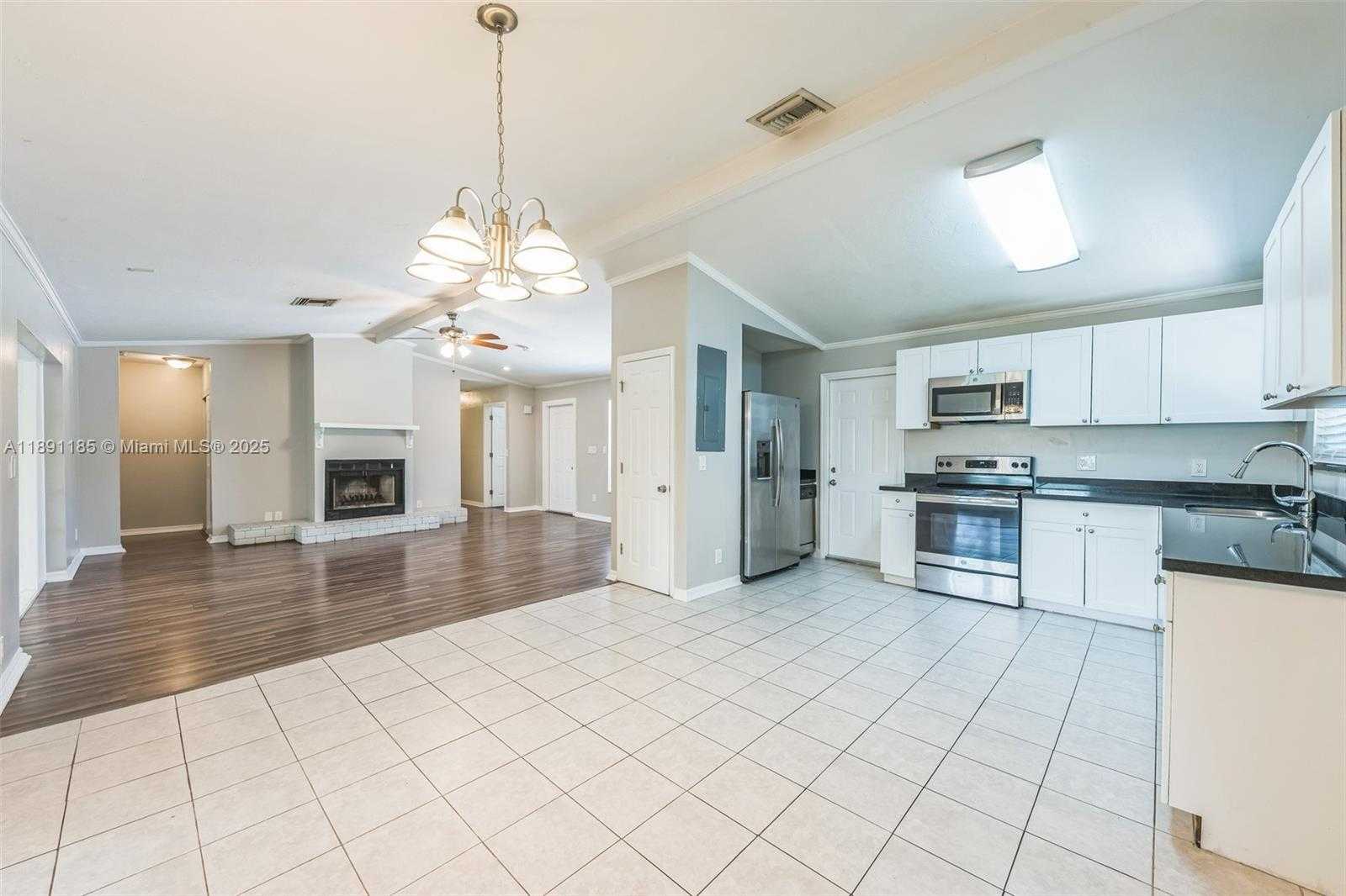 Small Image of 10108 SOUTH WINDTREE LN S, Boca Raton Number 3