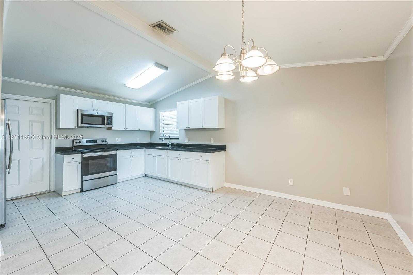 Small Image of 10108 SOUTH WINDTREE LN S, Boca Raton Number 4