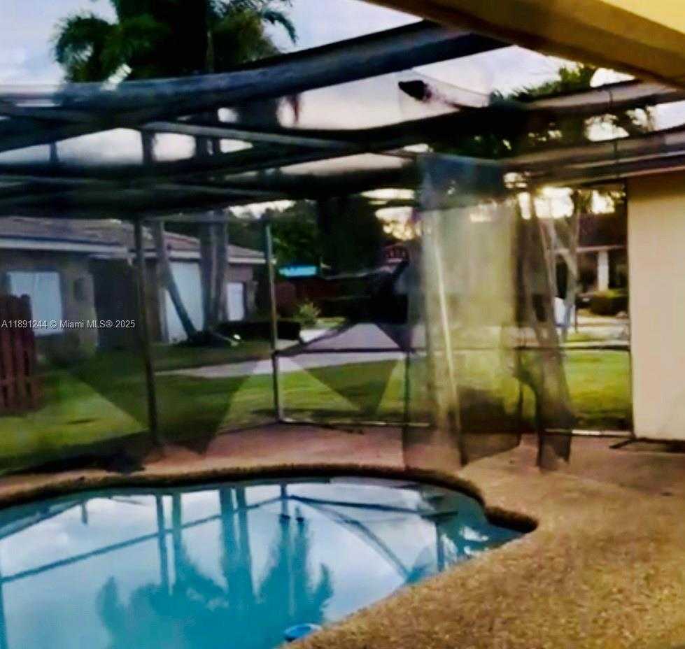 Small Image of 16628 GOLFVIEW DR, Weston Number 14