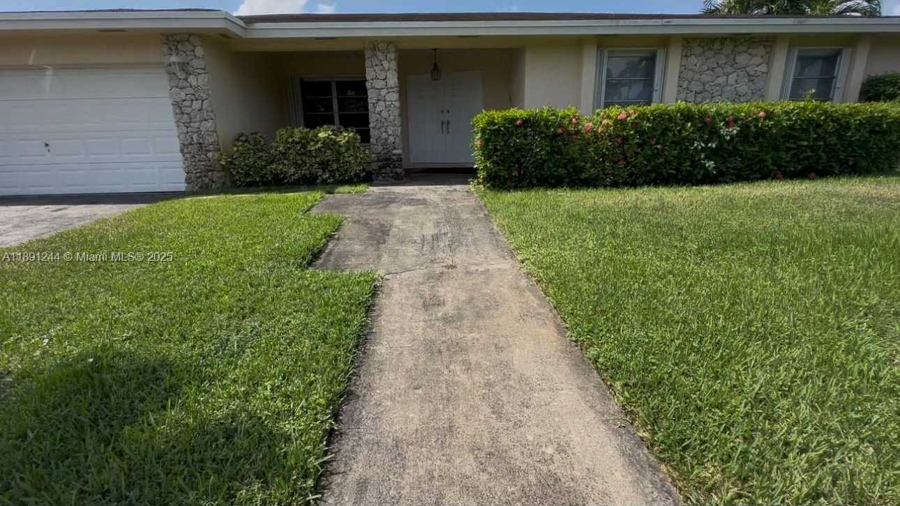 Small Image of 16628 GOLFVIEW DR, Weston Number 2