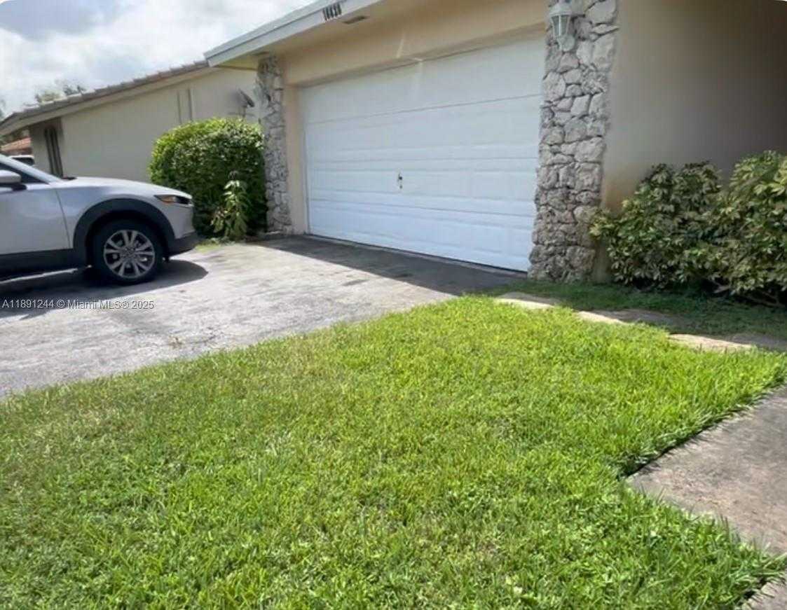 Small Image of 16628 GOLFVIEW DR, Weston Number 3