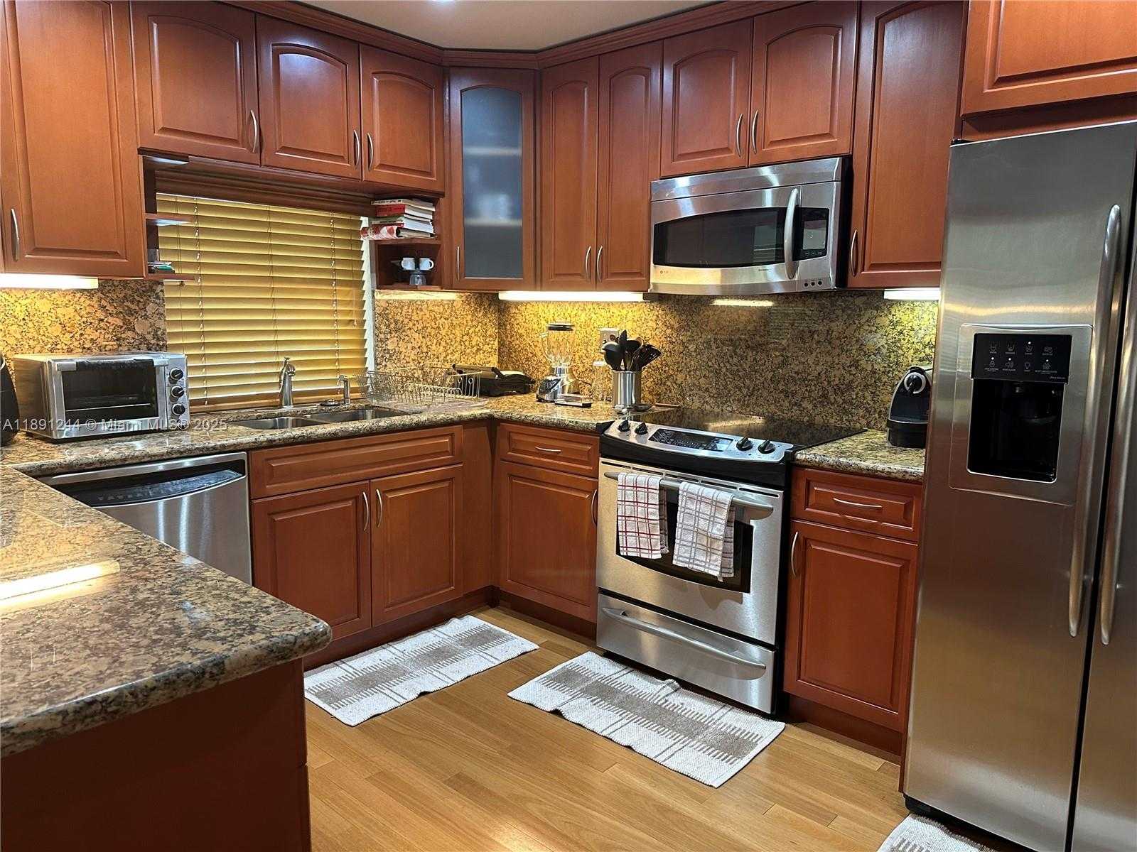 Small Image of 16628 GOLFVIEW DR, Weston Number 4