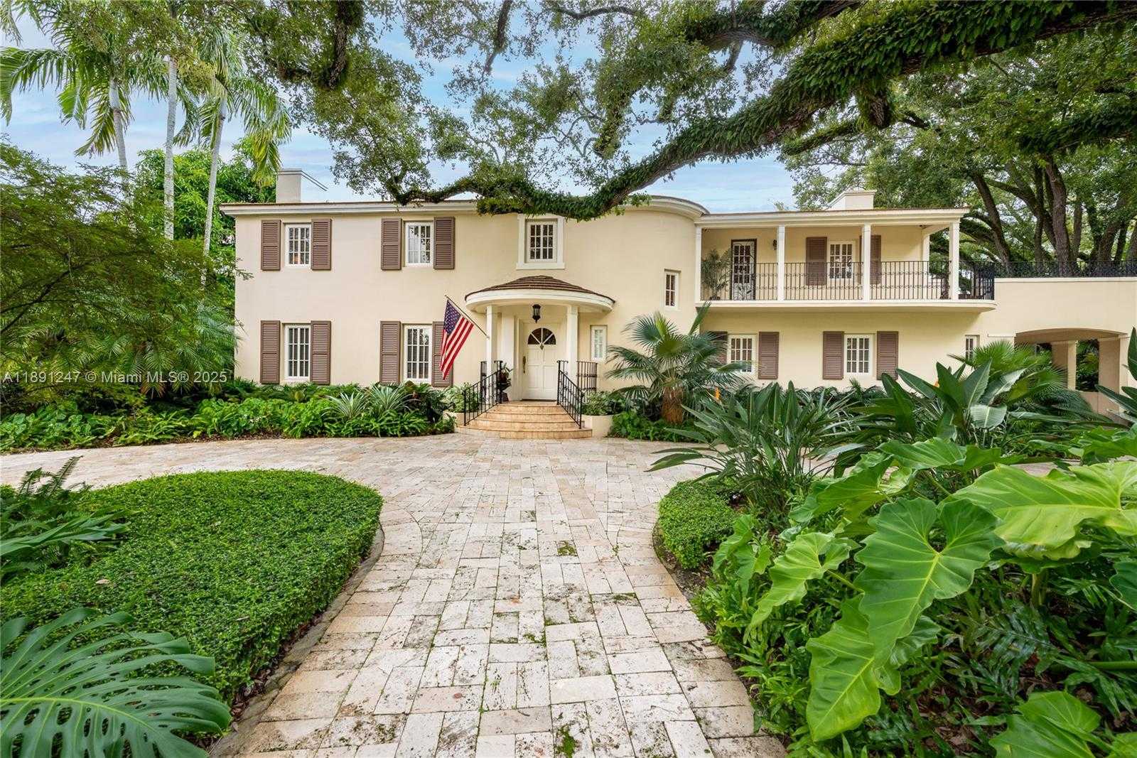 Small Image of 1036 SOUTH GREENWAY DR, Coral Gables Number 2