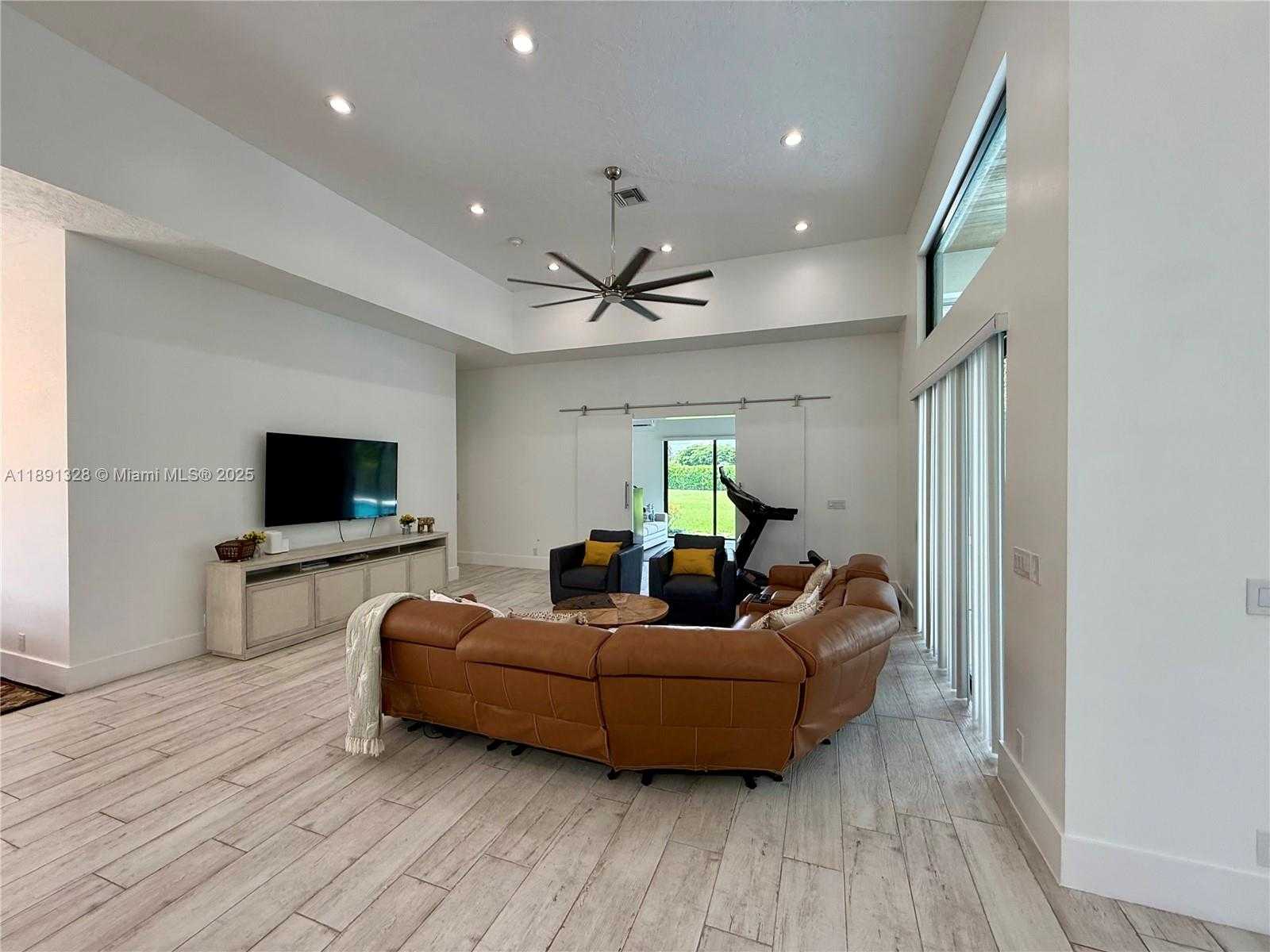 Small Image of 14984 ROAN CT, Wellington Number 36