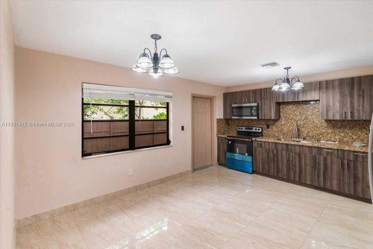 Small Image of 17001 NORTH WEST 28TH AVE, Miami Gardens Number 11