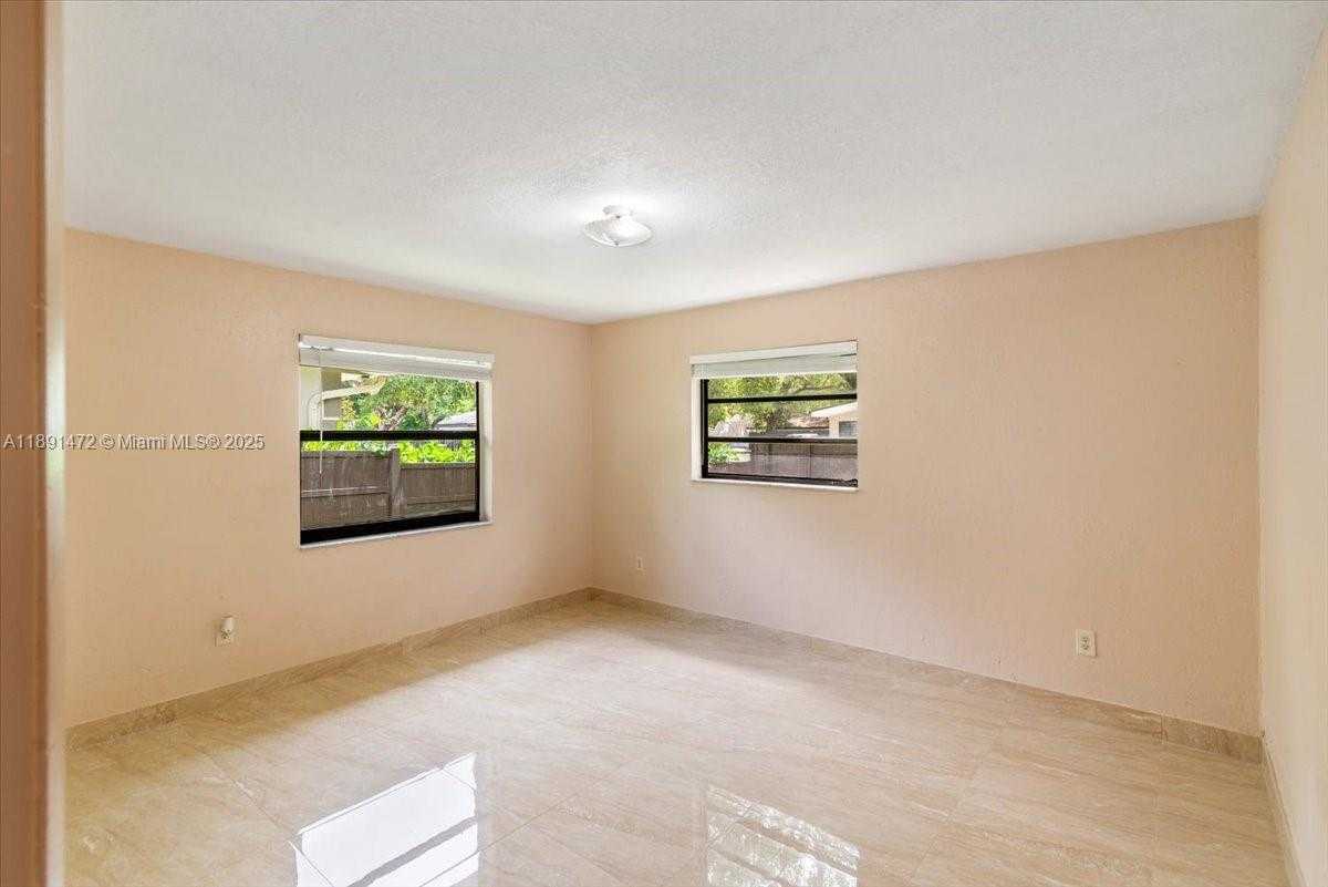 Small Image of 17001 NORTH WEST 28TH AVE, Miami Gardens Number 21