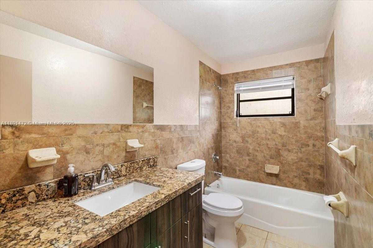 Small Image of 17001 NORTH WEST 28TH AVE, Miami Gardens Number 23