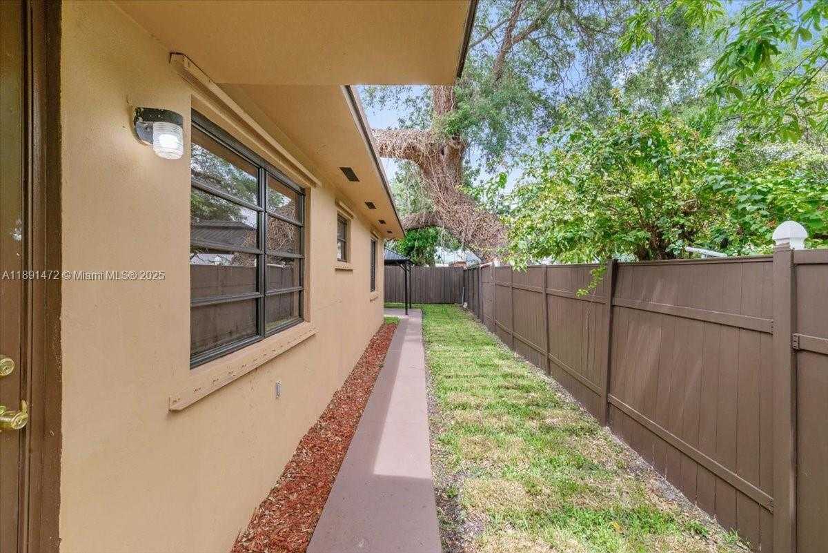 Small Image of 17001 NORTH WEST 28TH AVE, Miami Gardens Number 30
