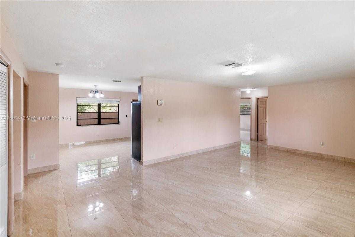 Small Image of 17001 NORTH WEST 28TH AVE, Miami Gardens Number 8