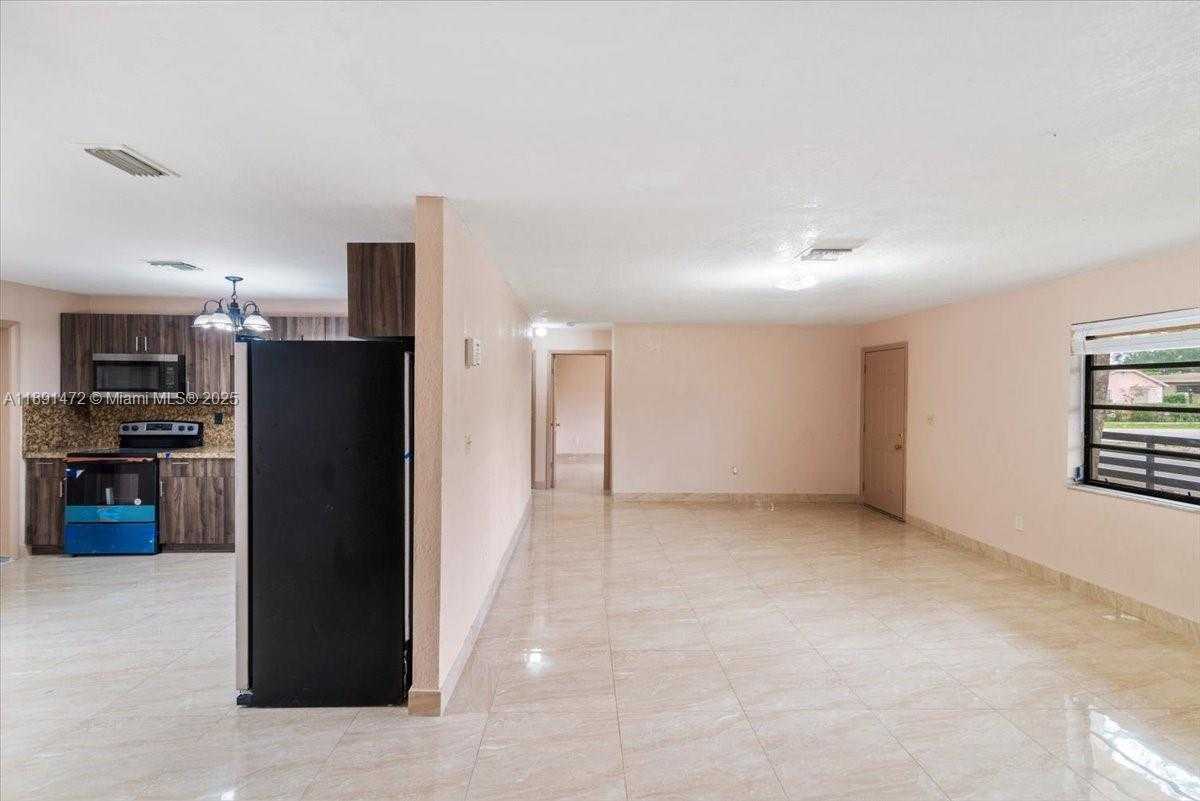 Small Image of 17001 NORTH WEST 28TH AVE, Miami Gardens Number 9
