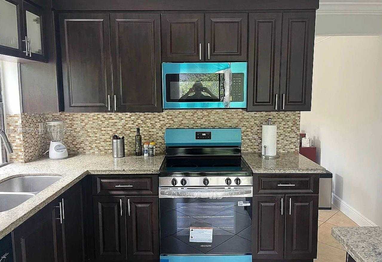 Small Image of 13352 SOUTH WEST 108TH ST CIR, Miami Number 27
