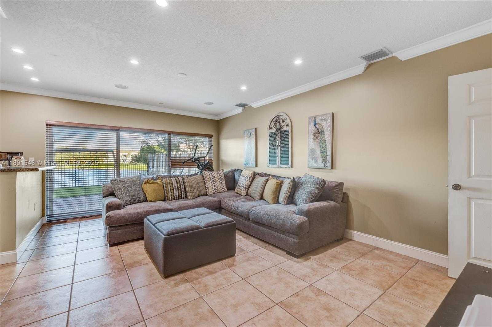 Small Image of 21071 SOUTH WEST 88TH CT, Cutler Bay Number 32