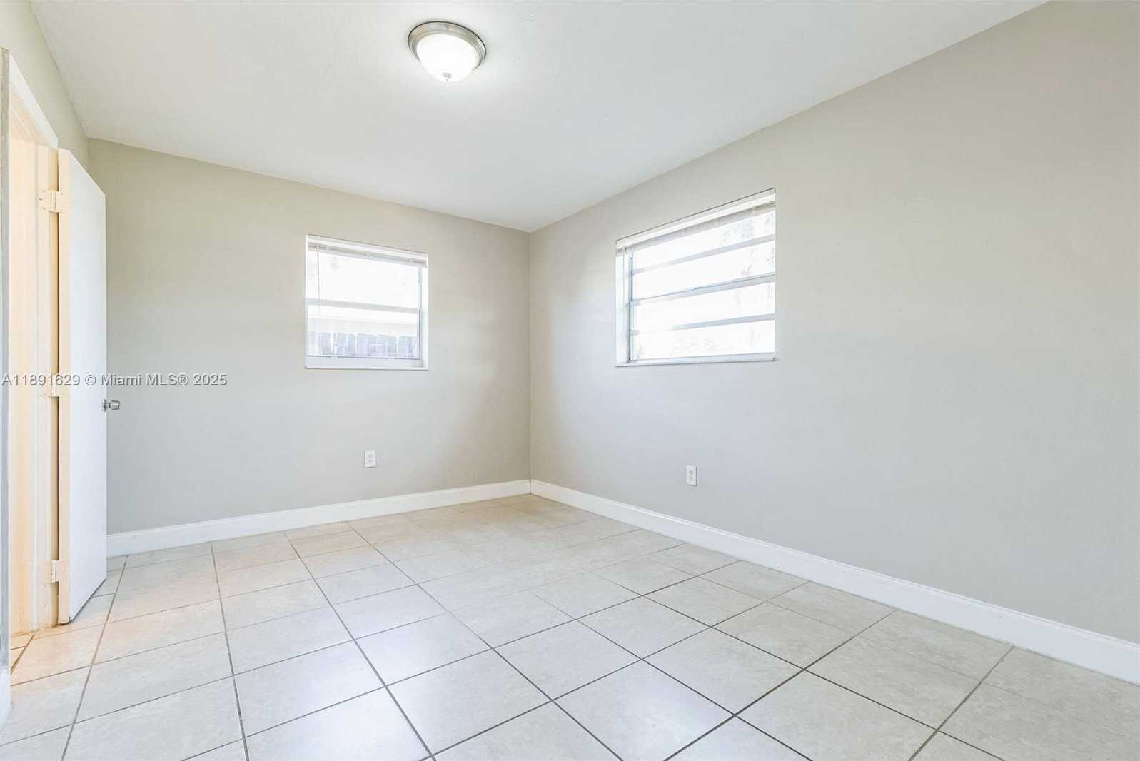 Small Image of 7804 MERIDIAN ST, Miramar Number 8