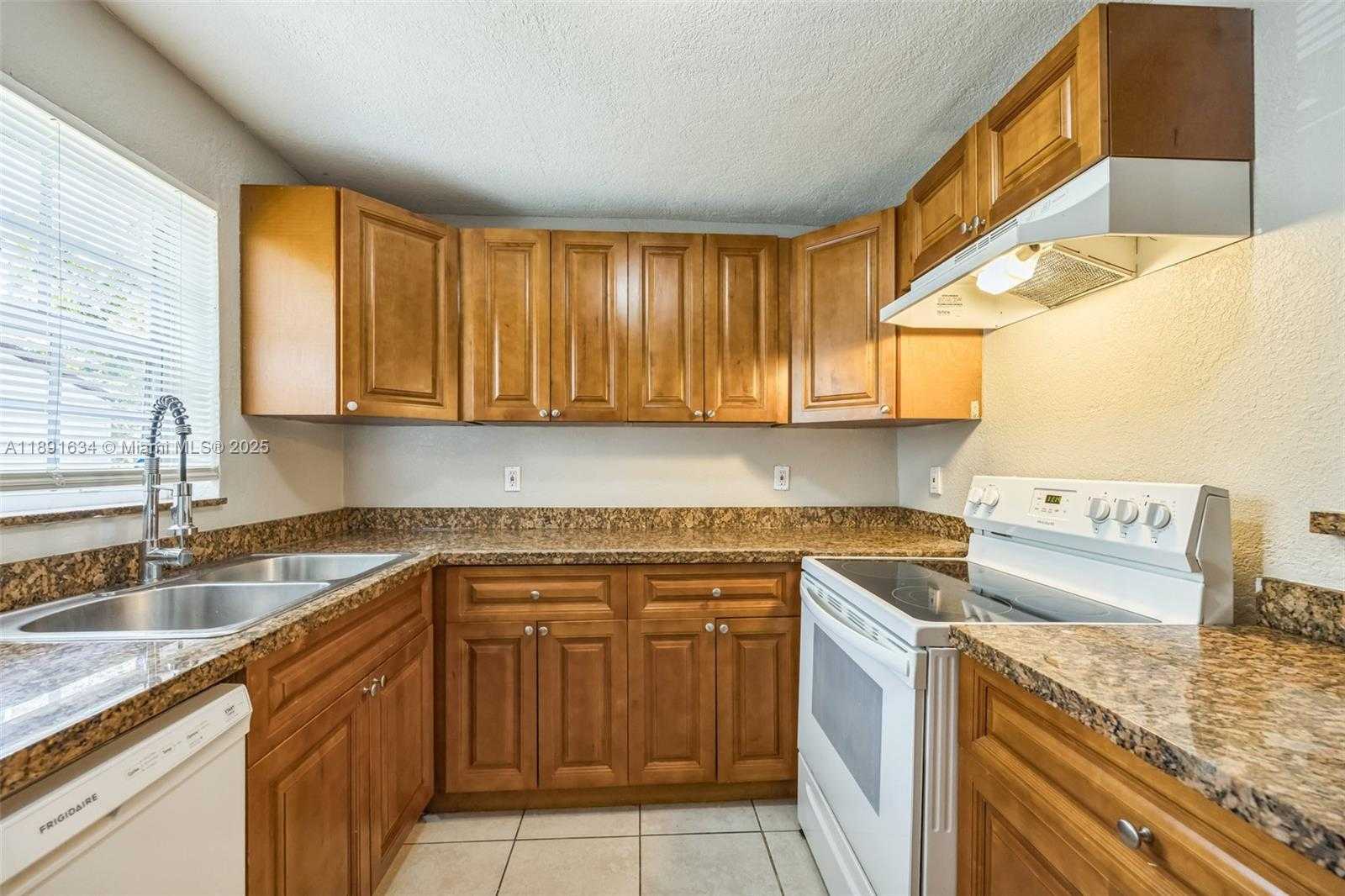 Small Image of 2515 NORTH 66TH AVE, Hollywood Number 2