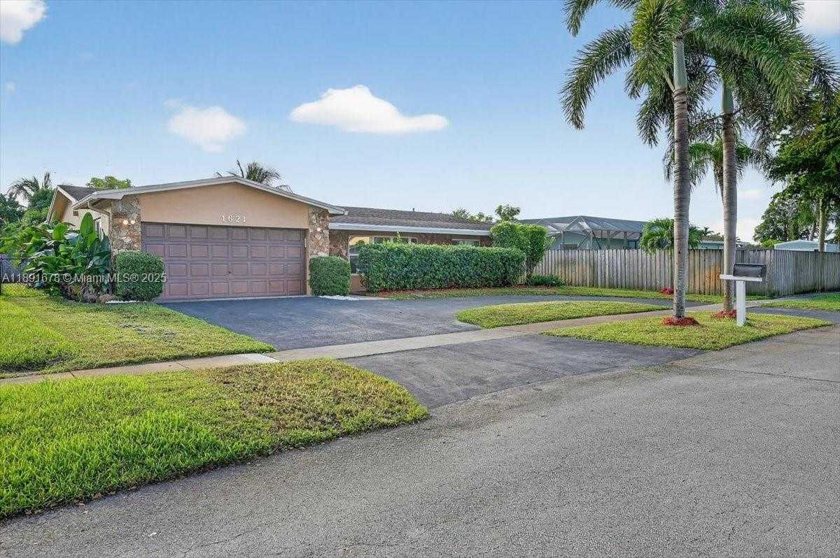 Small Image of 1621 NORTH WEST 110TH TER, Pembroke Pines Number 2