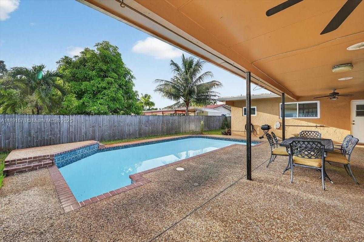 Small Image of 1621 NORTH WEST 110TH TER, Pembroke Pines Number 26
