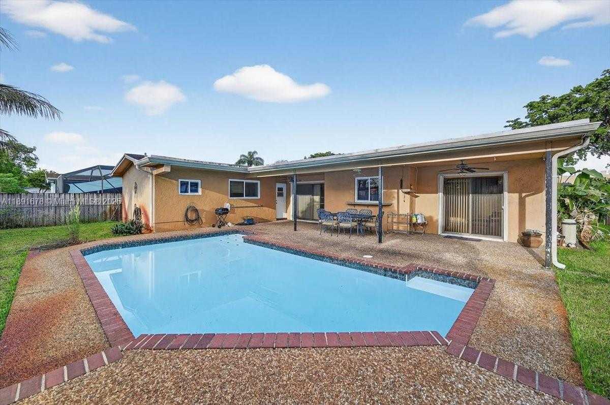 Small Image of 1621 NORTH WEST 110TH TER, Pembroke Pines Number 27