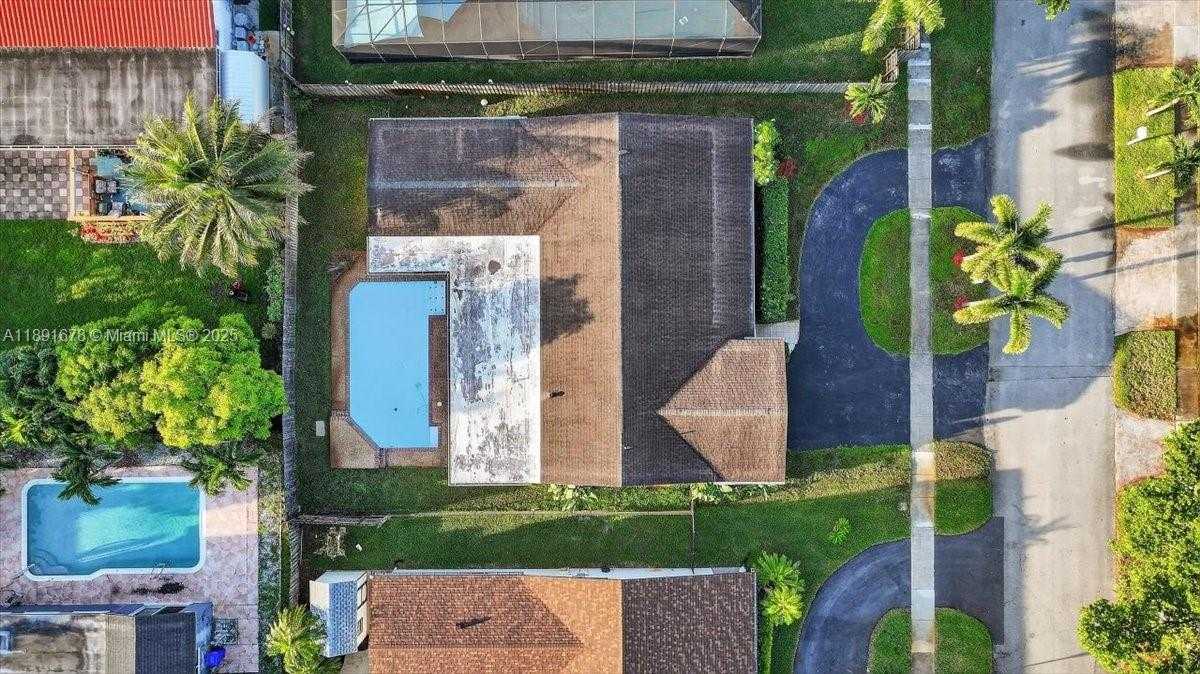 Small Image of 1621 NORTH WEST 110TH TER, Pembroke Pines Number 3