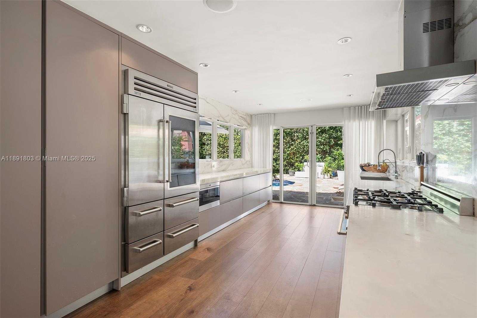 Small Image of 2701 NORTH BAY RD, Miami Beach Number 17
