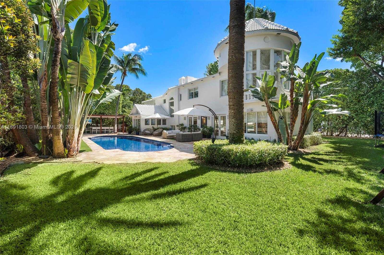 Small Image of 2701 NORTH BAY RD, Miami Beach Number 2