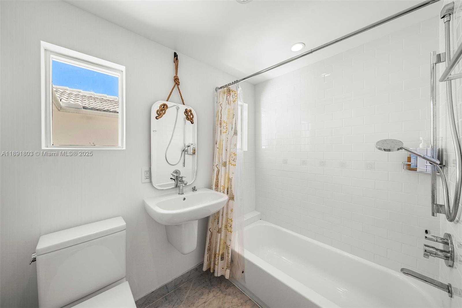 Small Image of 2701 NORTH BAY RD, Miami Beach Number 28