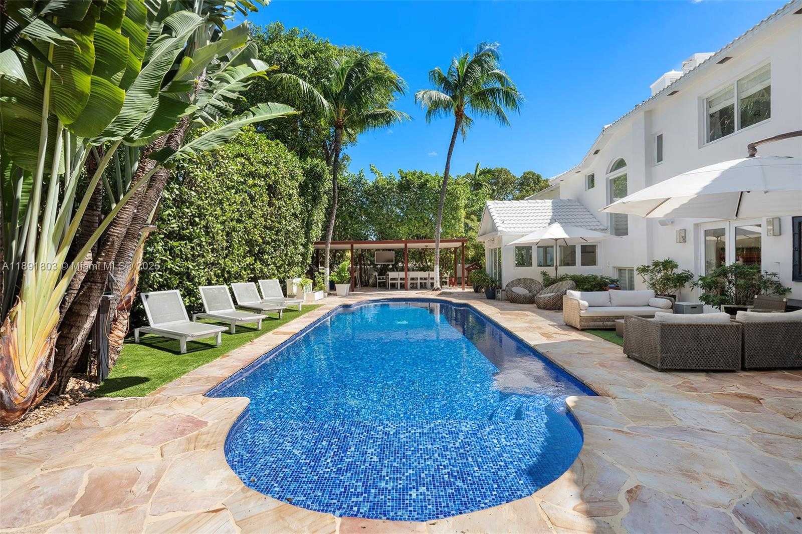 Small Image of 2701 NORTH BAY RD, Miami Beach Number 3