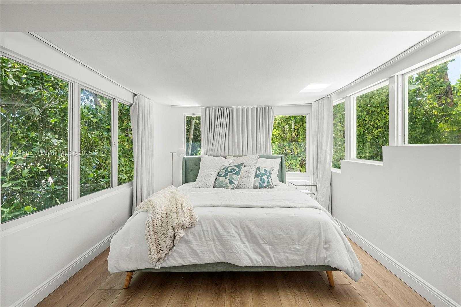 Small Image of 2701 NORTH BAY RD, Miami Beach Number 31