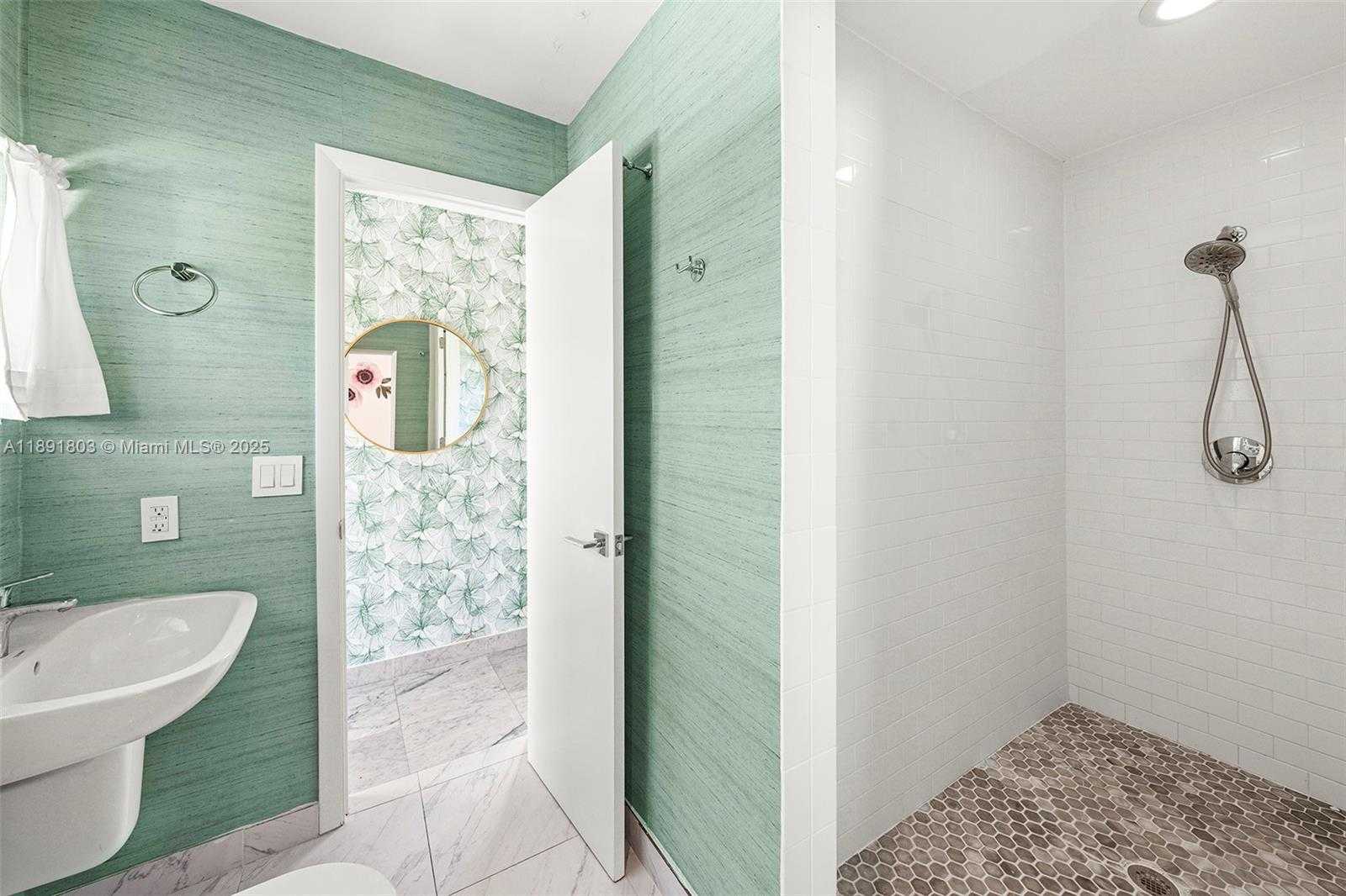 Small Image of 2701 NORTH BAY RD, Miami Beach Number 33