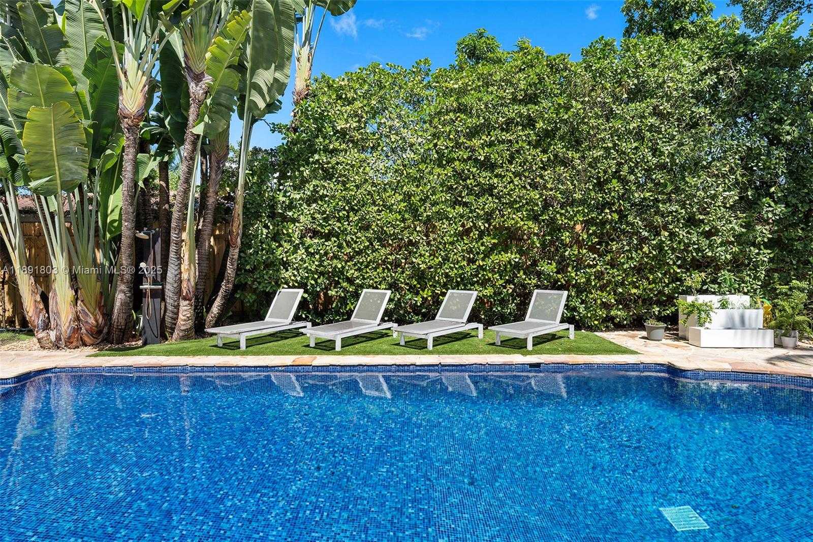 Small Image of 2701 NORTH BAY RD, Miami Beach Number 4