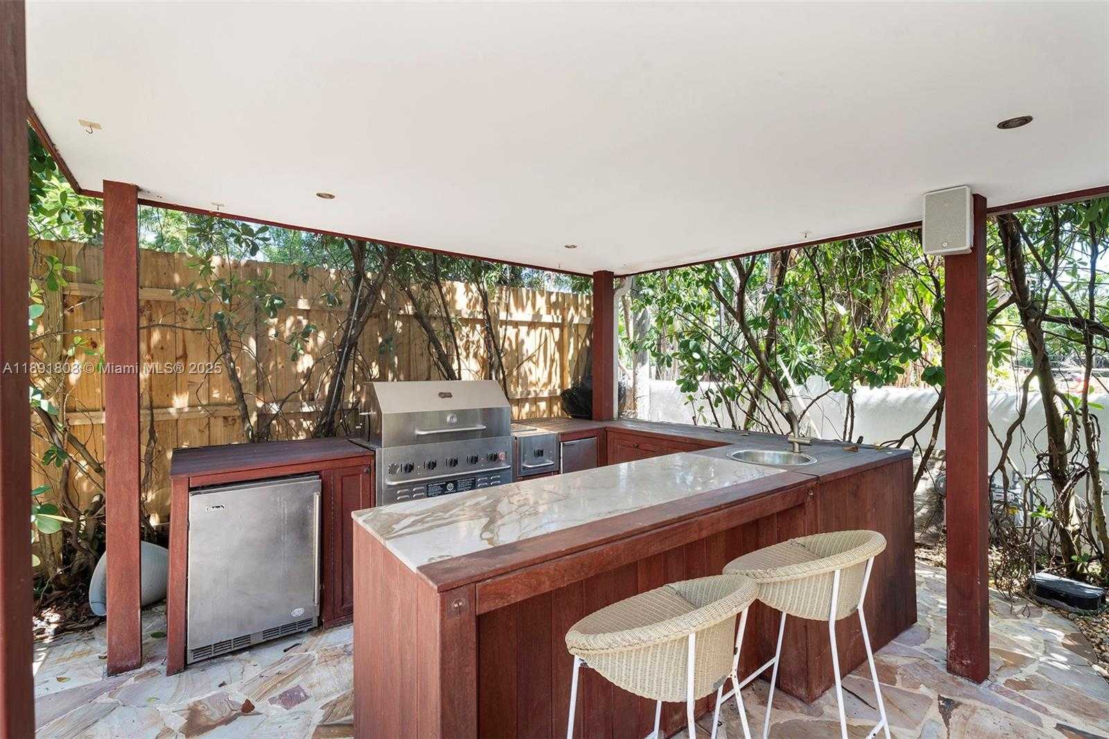 Small Image of 2701 NORTH BAY RD, Miami Beach Number 5