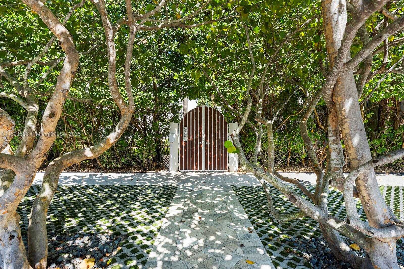 Small Image of 2701 NORTH BAY RD, Miami Beach Number 6