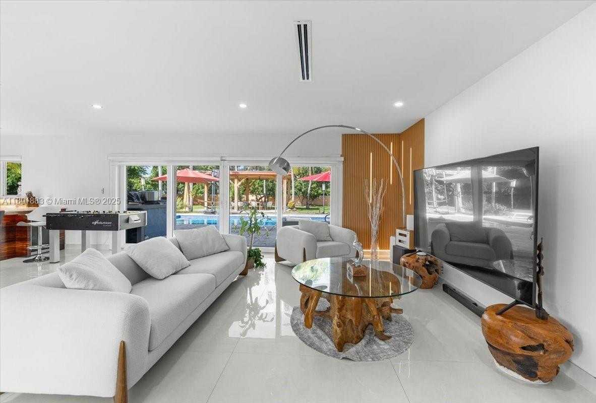 Small Image of 7150 SOUTH WEST 77TH PL, Miami Number 2