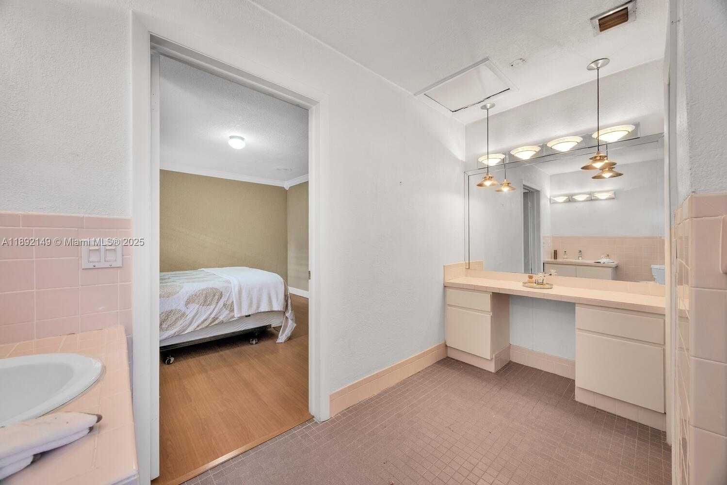 Small Image of 825 EL RADO ST, Coral Gables Number 29