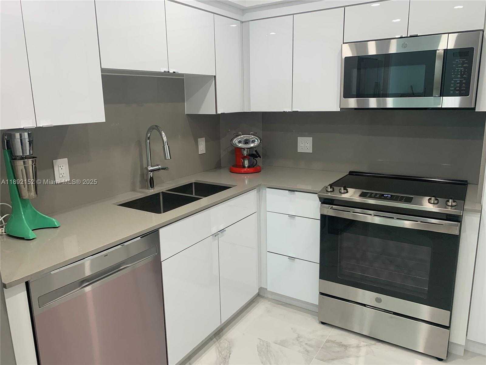 Small Image of 5005 COLLINS AVE, Miami Beach Number 3