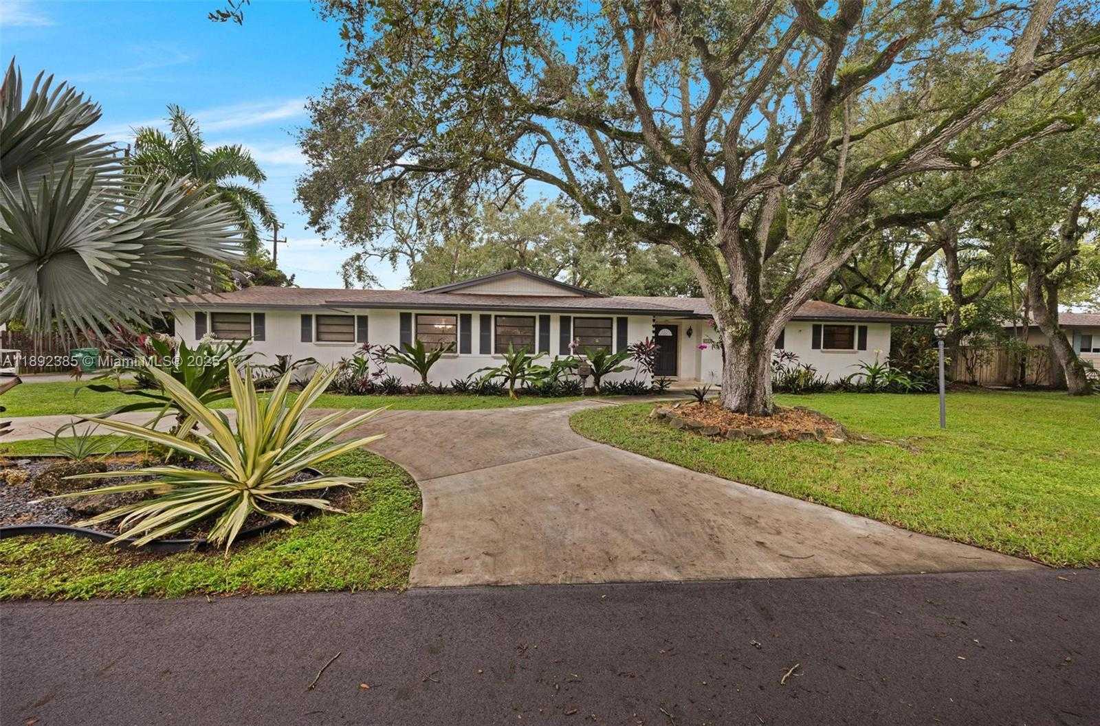 Small Image of 8320 SOUTH WEST 162ND ST, Palmetto Bay Number 3