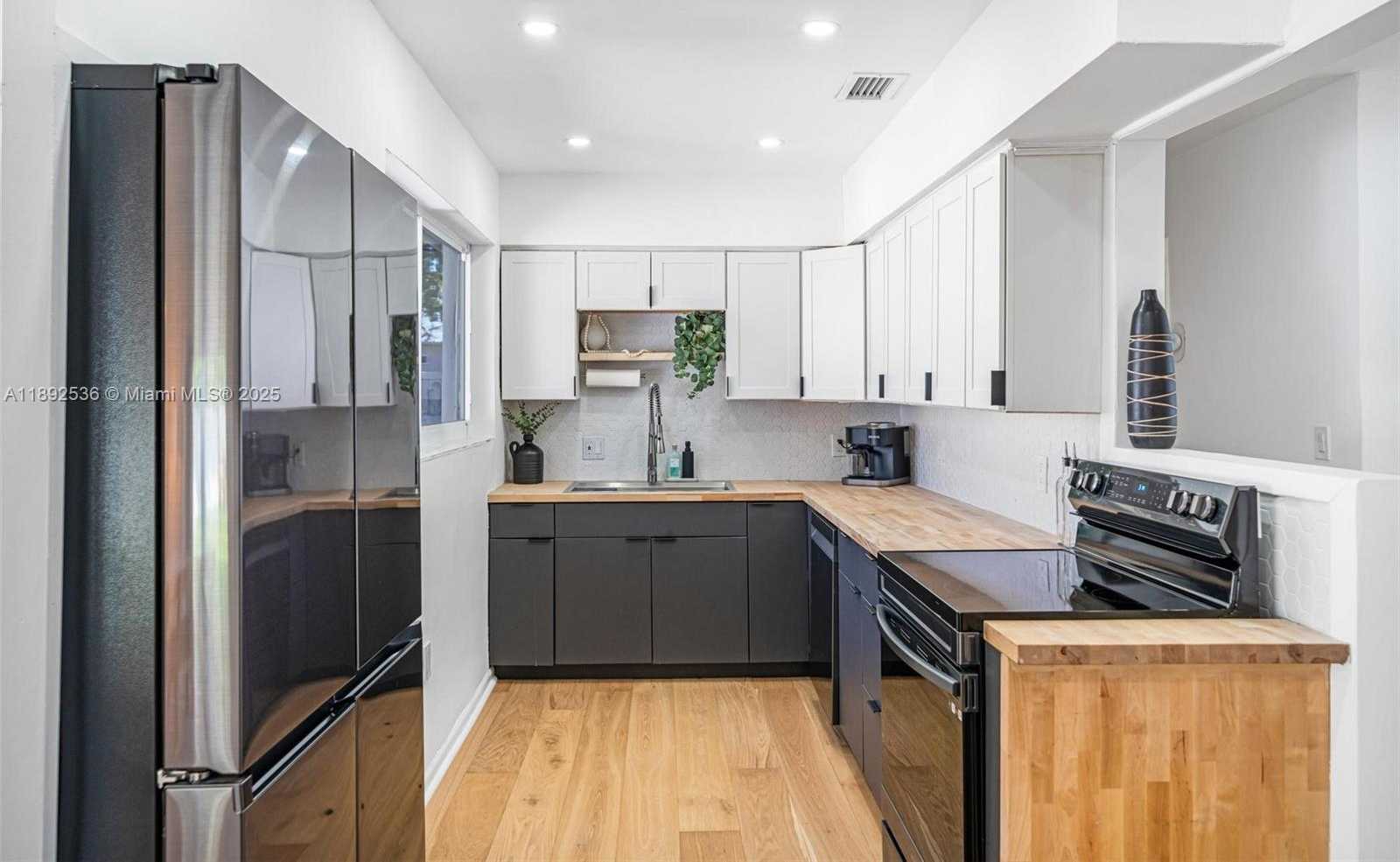 Small Image of 14705 NORTH EAST 11TH CT, North Miami Number 20