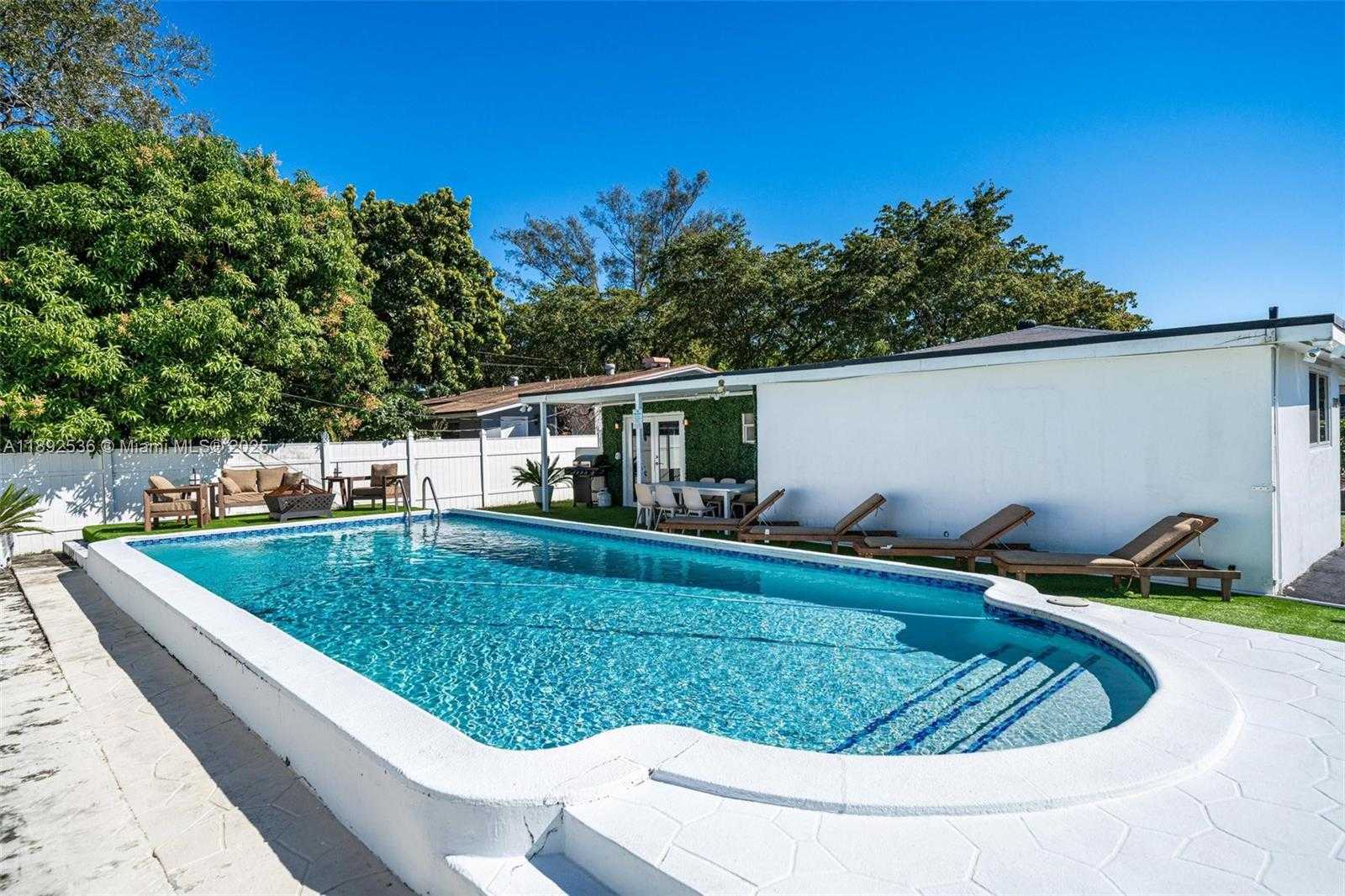 Small Image of 14705 NORTH EAST 11TH CT, North Miami Number 4