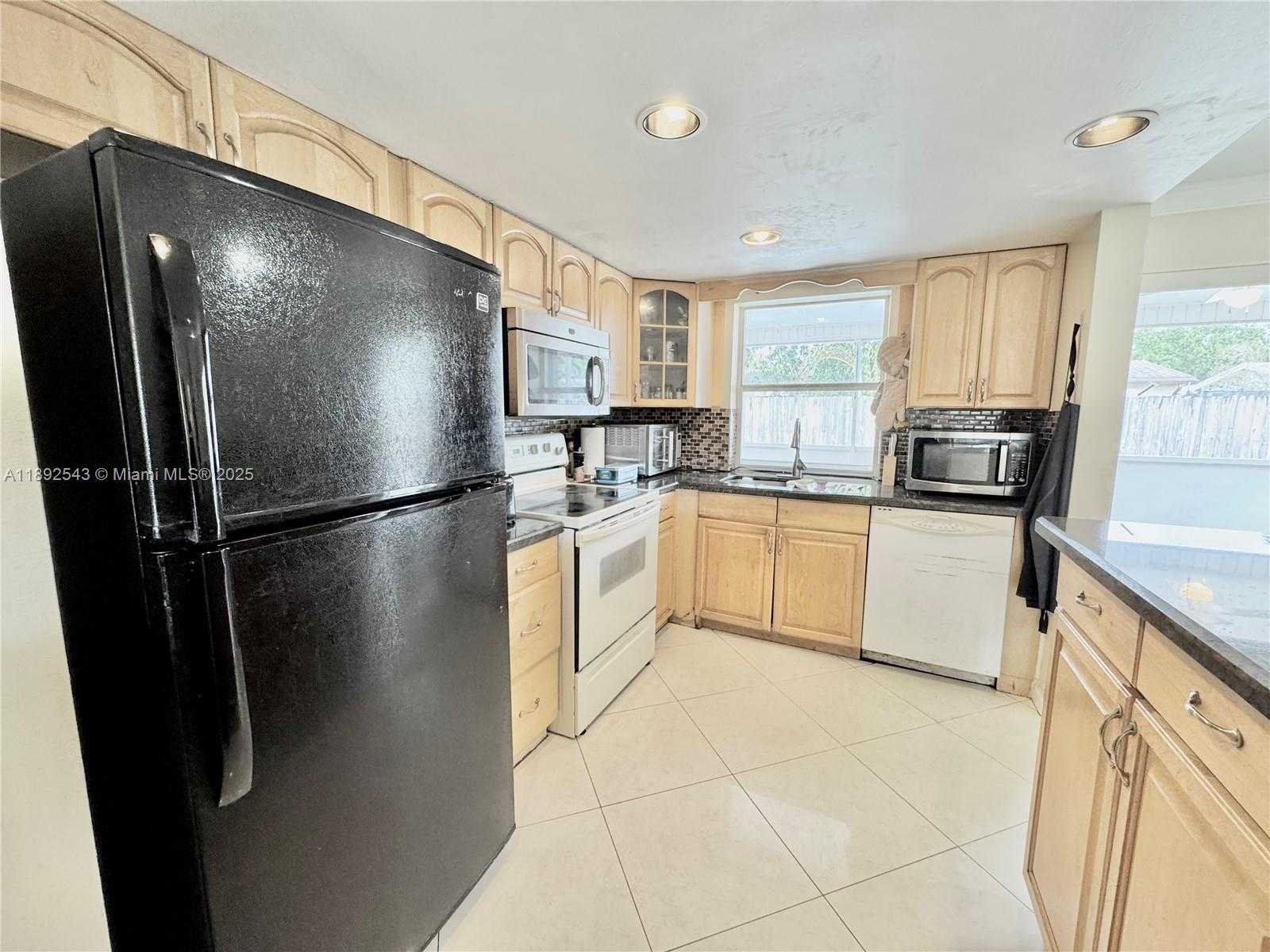 Small Image of 6875 NORTH WEST 1ST CT, Margate Number 12