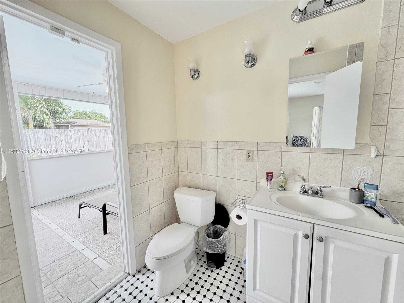 Small Image of 6875 NORTH WEST 1ST CT, Margate Number 15