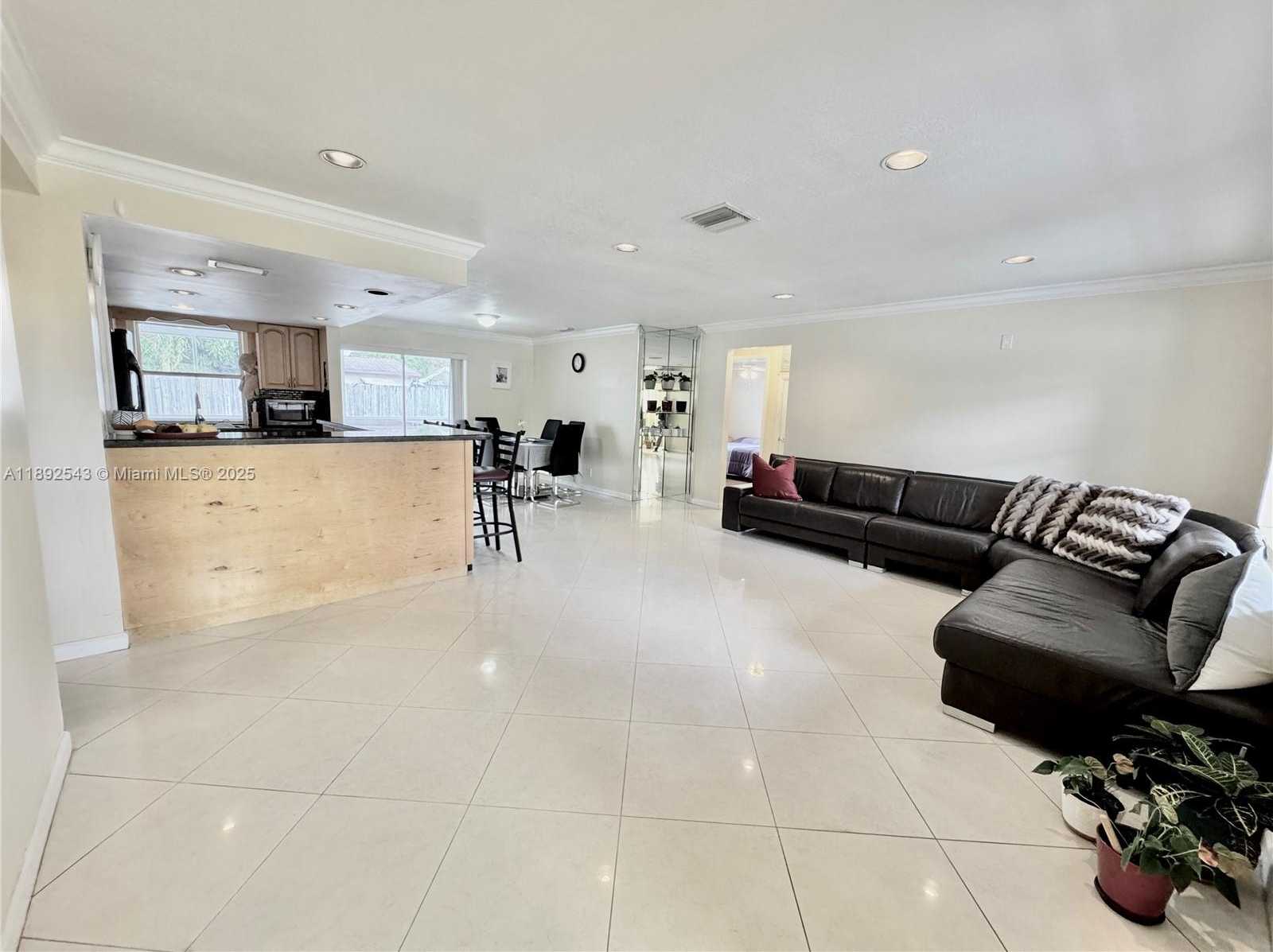 Small Image of 6875 NORTH WEST 1ST CT, Margate Number 5